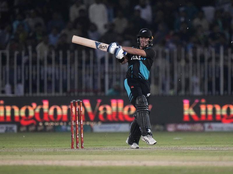 New Zealand's Mark Chapman pulls during his unbeaten 104 against Pakistan in Rawalpindi. (AP PHOTO)